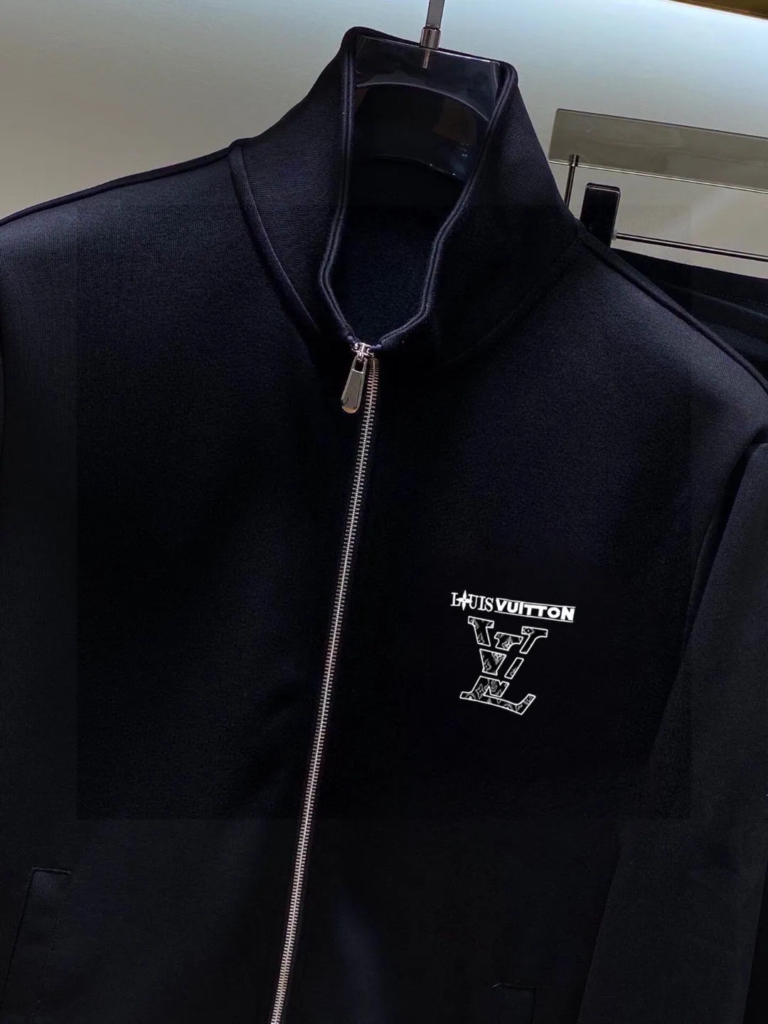 🅿️460 brand [LV Louis Vuitton] (velvet and thickened) 2025 autumn and winter new products, celebrities’ favorite fashion-flavored casual suits, clean and neat tailoring, full of urban style. Made of high-quality customized fabrics, the inner warmth is excellent, the hand feels soft and dry, and the upper body effect is crisp and stylish. The three-dimensional cutting process and the pattern are all of high standards, and the silhouette version has the right benefits! It is not tight at all, and you feel good when you wear it. So many top-quality raw materials create high-end products with unparalleled value. It is the first choice for high-end fashion people. (Size: M-4XL can wear up to 200 pounds)